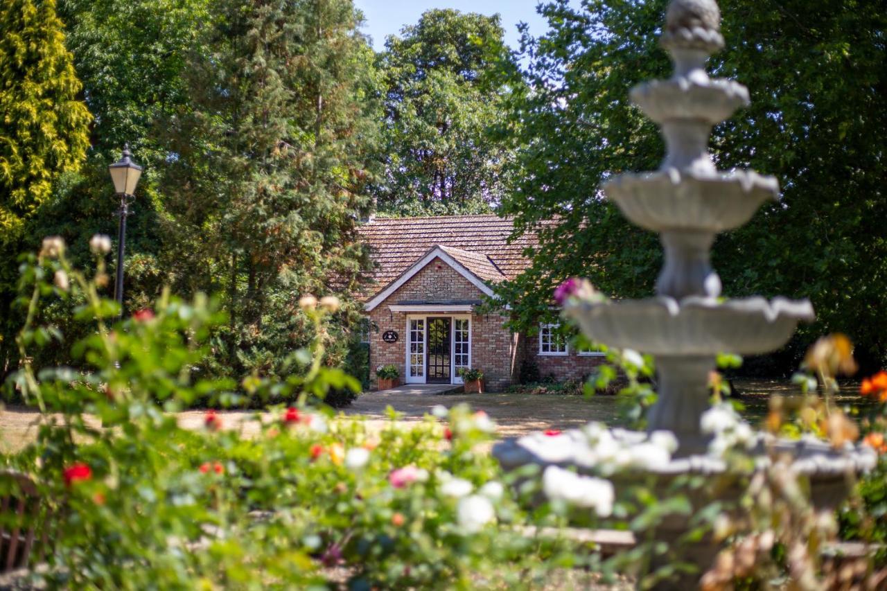 Woodland Manor Hotel Бедфорд Екстериор снимка